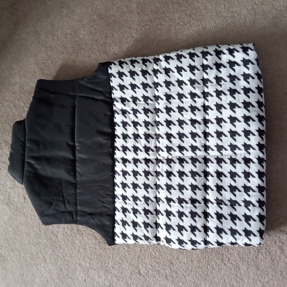 EUC! SHEIN Blackand white puffer vest - Picture 5 of 8